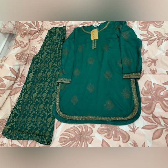 Green and Gold Embroidered Kurta Set - Picture 7 of 10